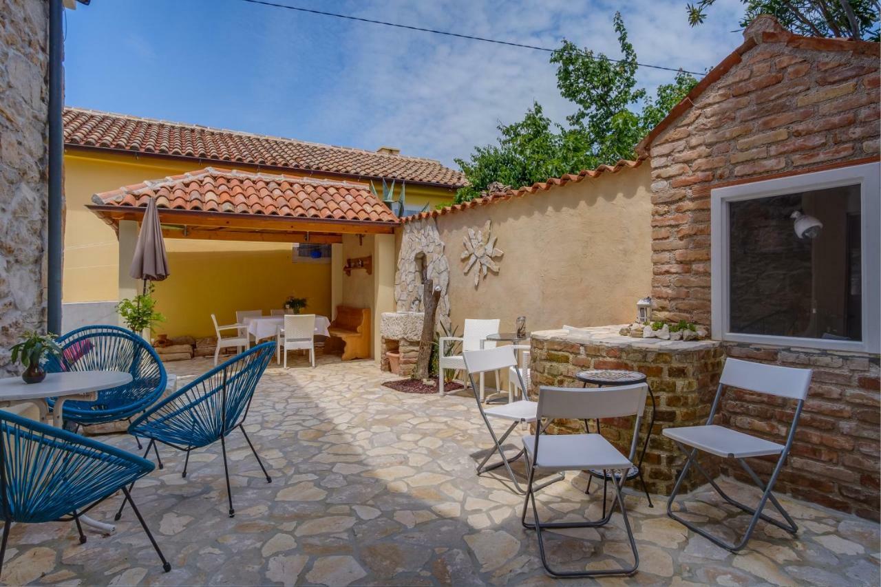 Mediterranes Ferienhaus M. Terrasse Veli Lošinj Екстериор снимка