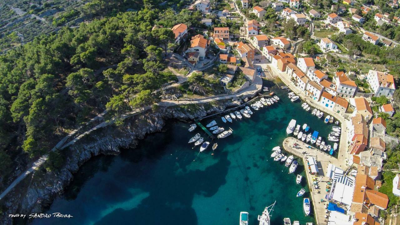 Mediterranes Ferienhaus M. Terrasse Veli Lošinj Екстериор снимка